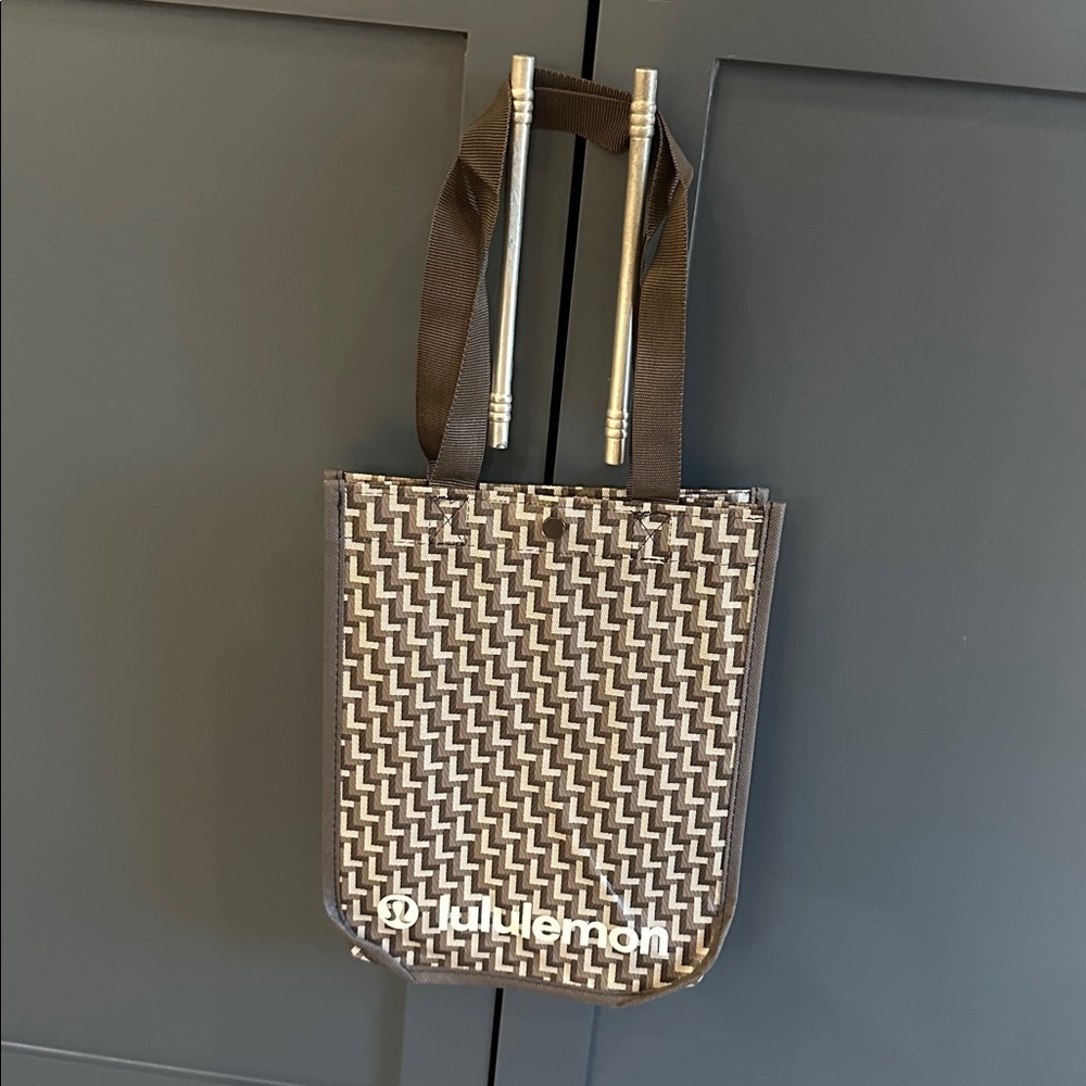 NEW🤩LULULEMON GRAY SMALL TOTE BAG WITH SNAP CLOSURE AND WHITE LOGO - Picture 2 of 8